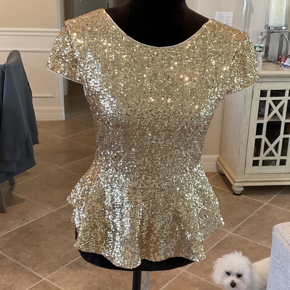 BEBE PEPLUM SCOOP BACK GOLD SEQUIN TOP, SHORT SLEEVES, SIZE S, NWT
